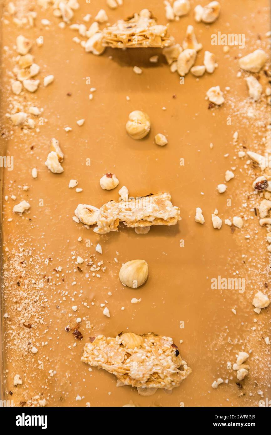 Nahansicht der Süßigkeiten-Bar mit Eisgeschmack. Weichzeichner Stockfoto