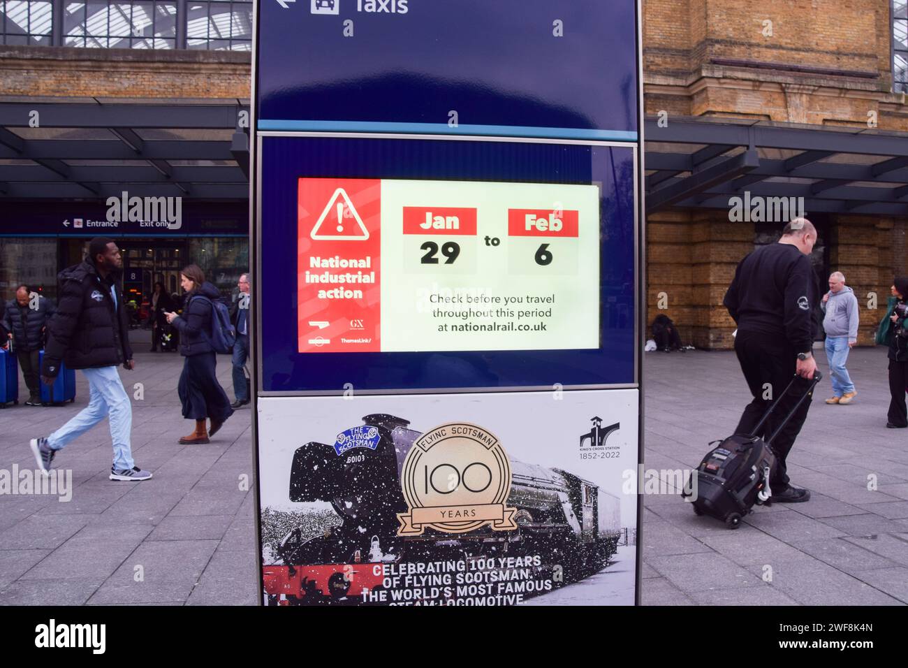 London, Großbritannien. Januar 2024. Ein Schild am Bahnhof King's Cross warnt vor Arbeitskampfmaßnahmen, während die gewerkschaft der Zugführer ASLEF ihren jüngsten Streik über die Bezahlung beginnt. Quelle: Vuk Valcic/Alamy Live News Stockfoto