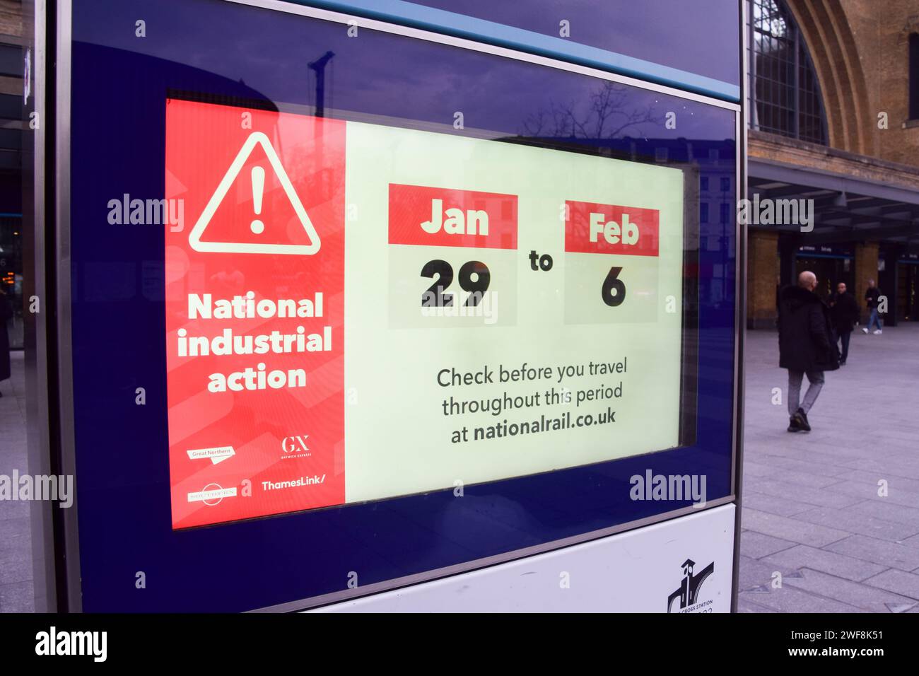 London, Großbritannien. Januar 2024. Ein Schild am Bahnhof King's Cross warnt vor Arbeitskampfmaßnahmen, während die gewerkschaft der Zugführer ASLEF ihren jüngsten Streik über die Bezahlung beginnt. Quelle: Vuk Valcic/Alamy Live News Stockfoto