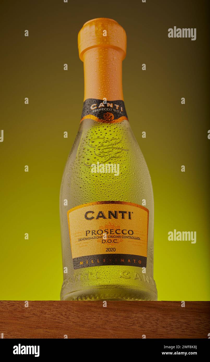 Mansfield, Nottingham, Vereinigtes Königreich, 29. Januar 2024: Studio-Produktbild einer Flasche CANTI Prosseco. Stockfoto