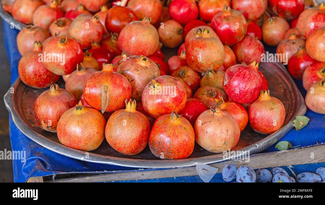 Frische Granatäpfel Obst am Marktstand von Tray Farmers Stockfoto