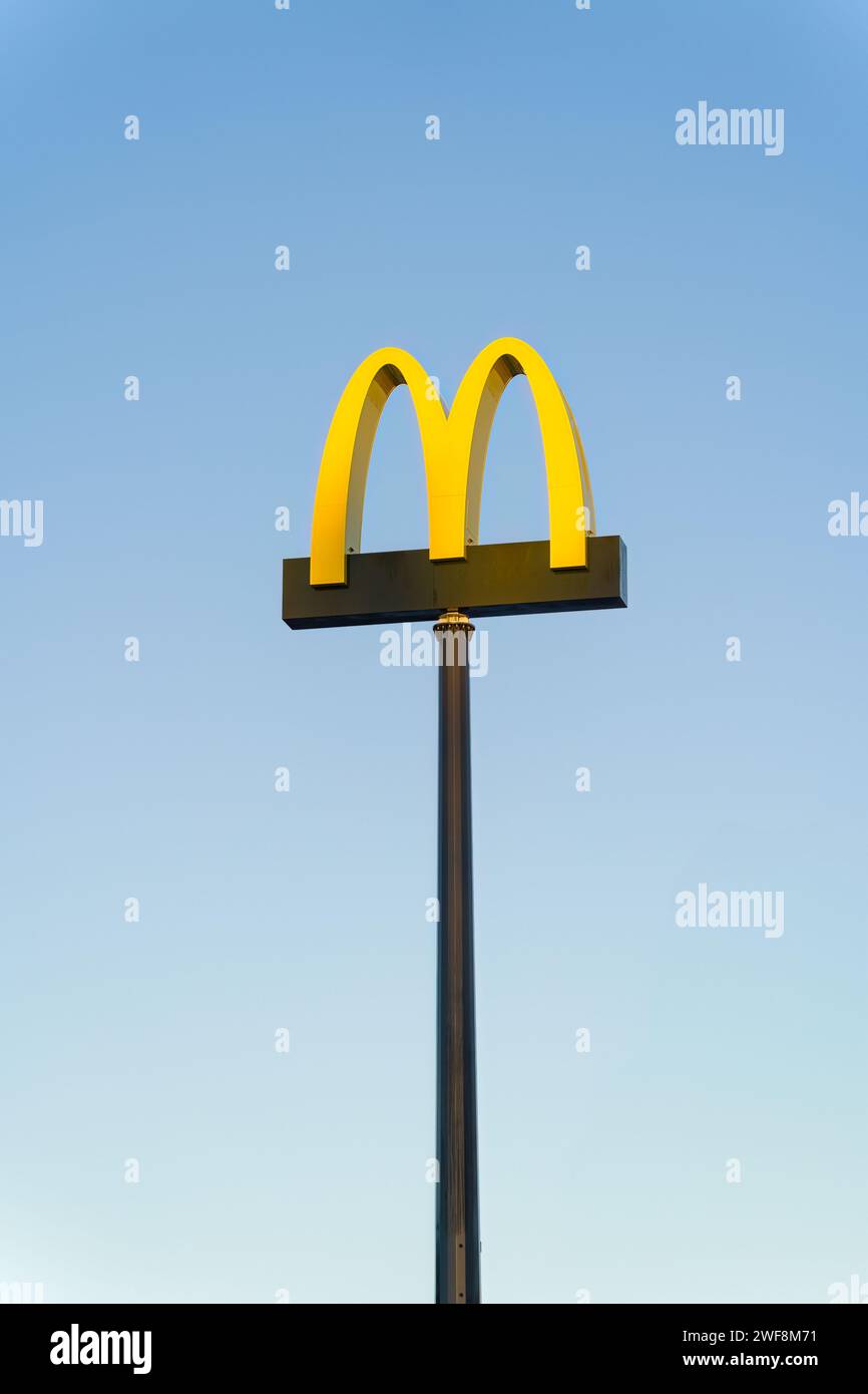 McDonalds Logo vor dem klaren blauen Himmel. Lahti, Finnland. Dezember 2023. Stockfoto