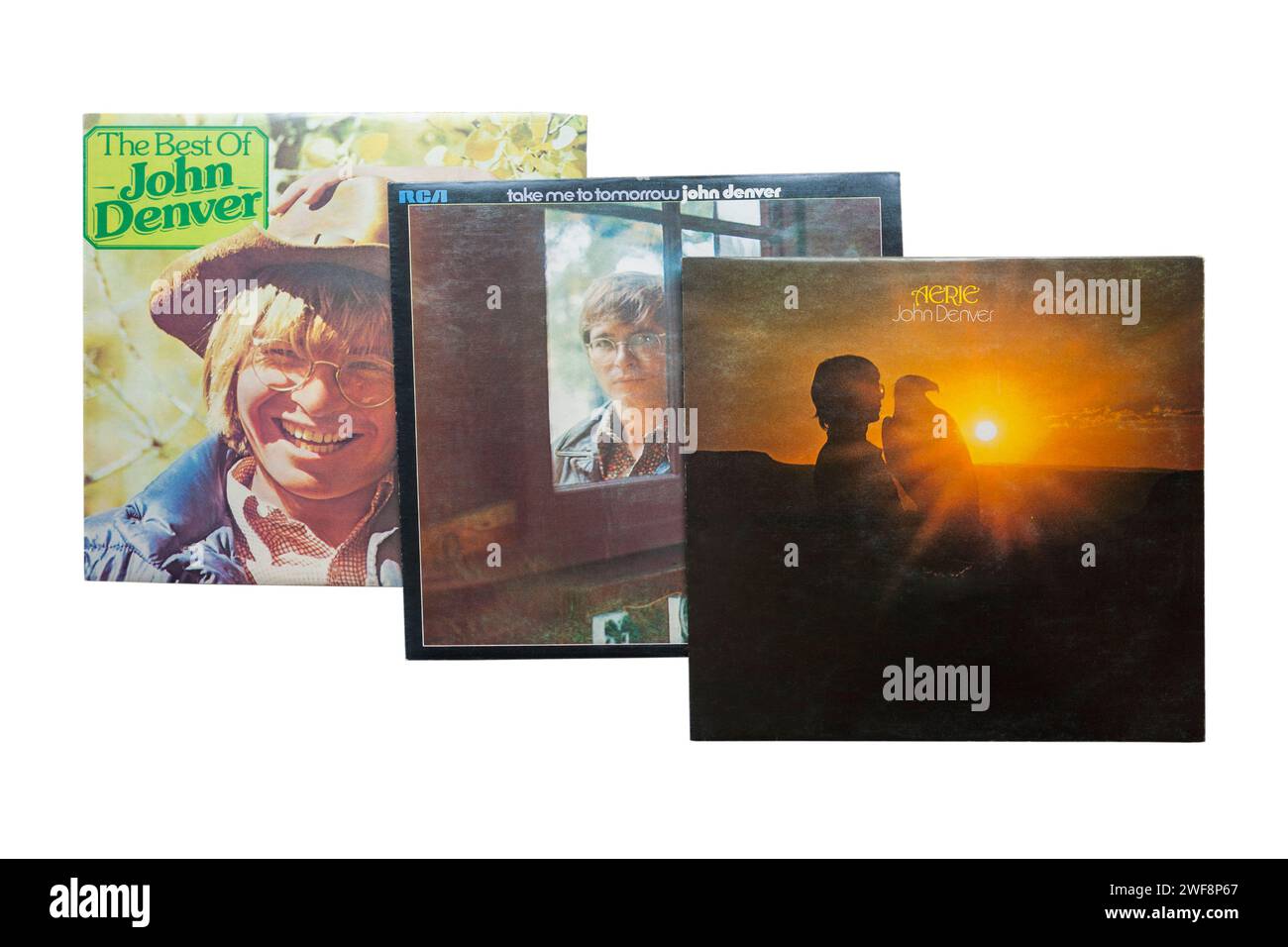 John Denver Aerie, John Denver Take Me To Tomorrow und The Best of John Denver Vinyl-Album-Cover isoliert auf weißem Hintergrund - 1972 Stockfoto