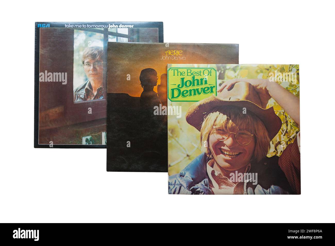 The Best of John Denver, John Denver Aerie und John Denver Take Me to Tomorrow Vinyl-Album-Cover isoliert auf weißem Hintergrund - 1972 Stockfoto