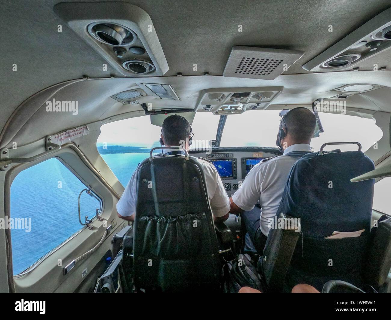Piloten, die eine kleine Cessna verlassen und Big Corn Island, Nicaragua, verlassen Stockfoto