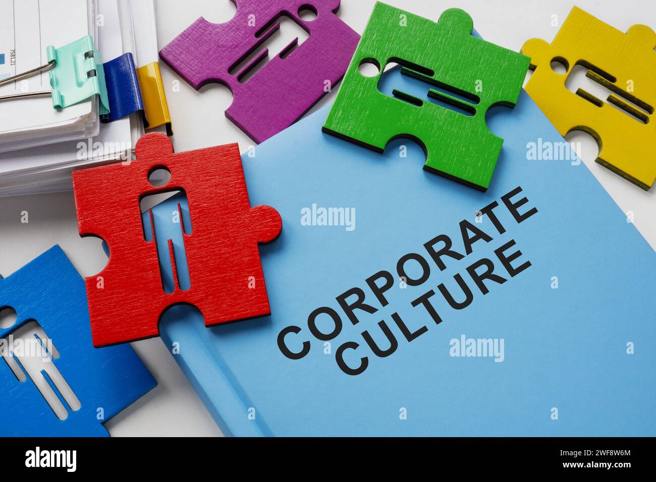 Ein Buch über Unternehmenskultur und Puzzleteile. Stockfoto