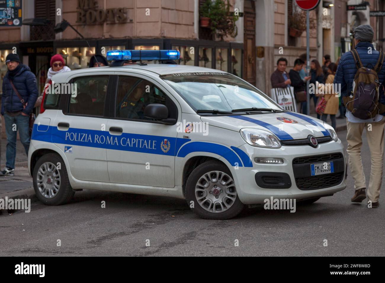 Rom, Italien - 17. März 2018: Ein Polizeiauto der Polizia Roma Capitale, parkt in einer Straße im Zentrum von Rom. Stockfoto