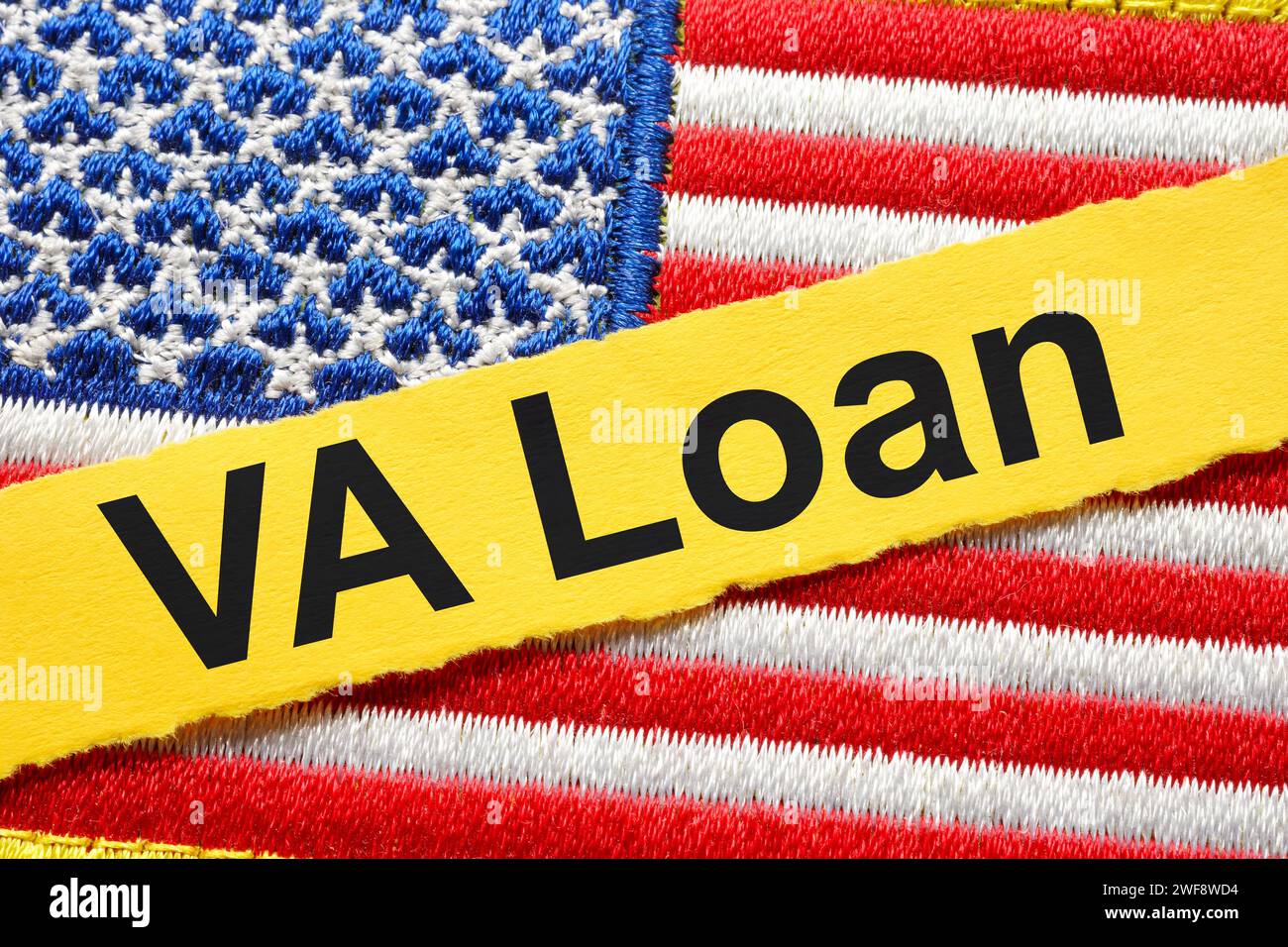 USA-Flagge und Papierstreifen mit der Aufschrift VA Loan. Stockfoto