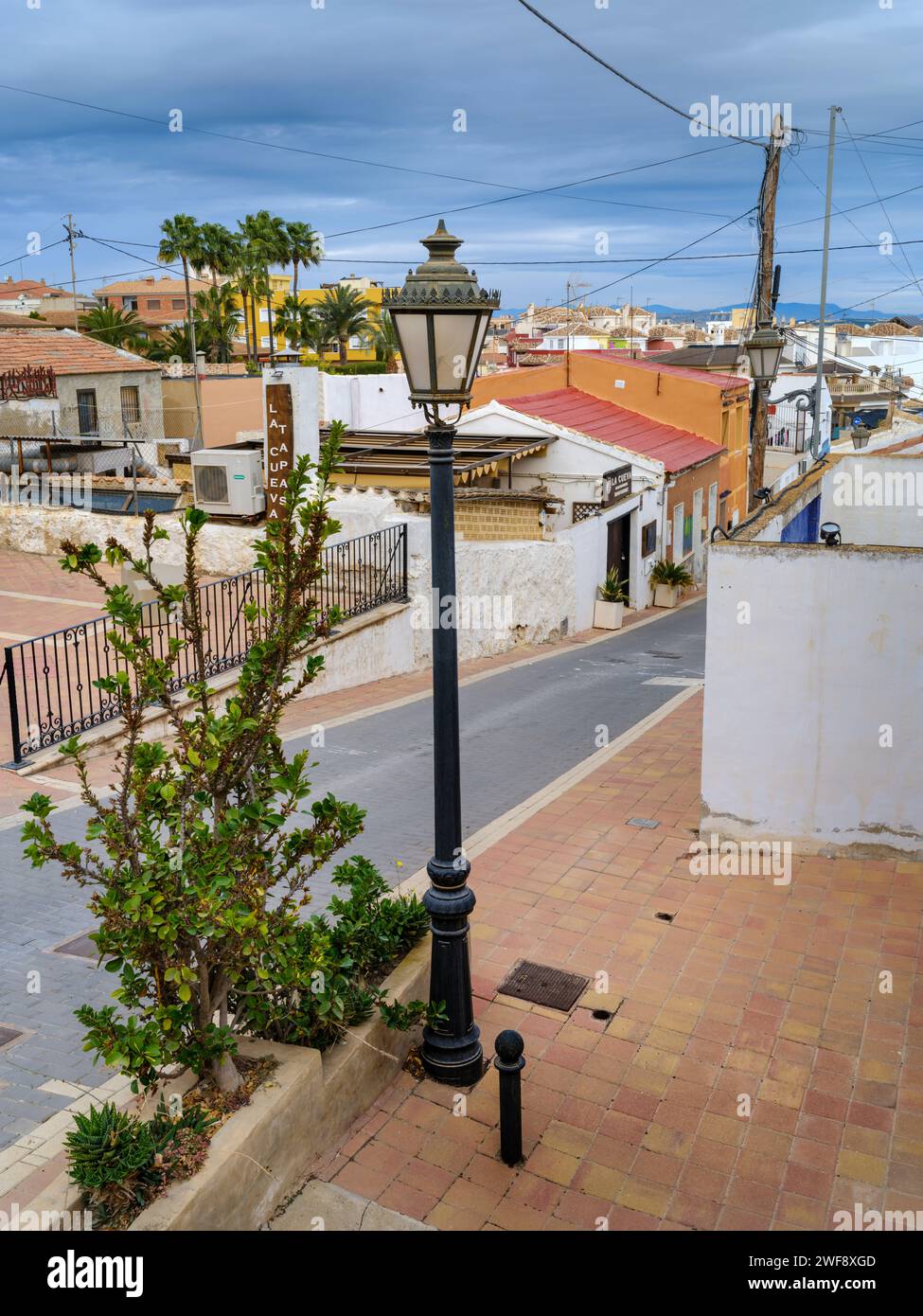 Calle la Cenia - San Miguel de Salinas, Alicante, Spanien. Eine der malerischen Straßen, gesäumt von einer Vielzahl von kleinen Häusern und Apartments in San mig Stockfoto