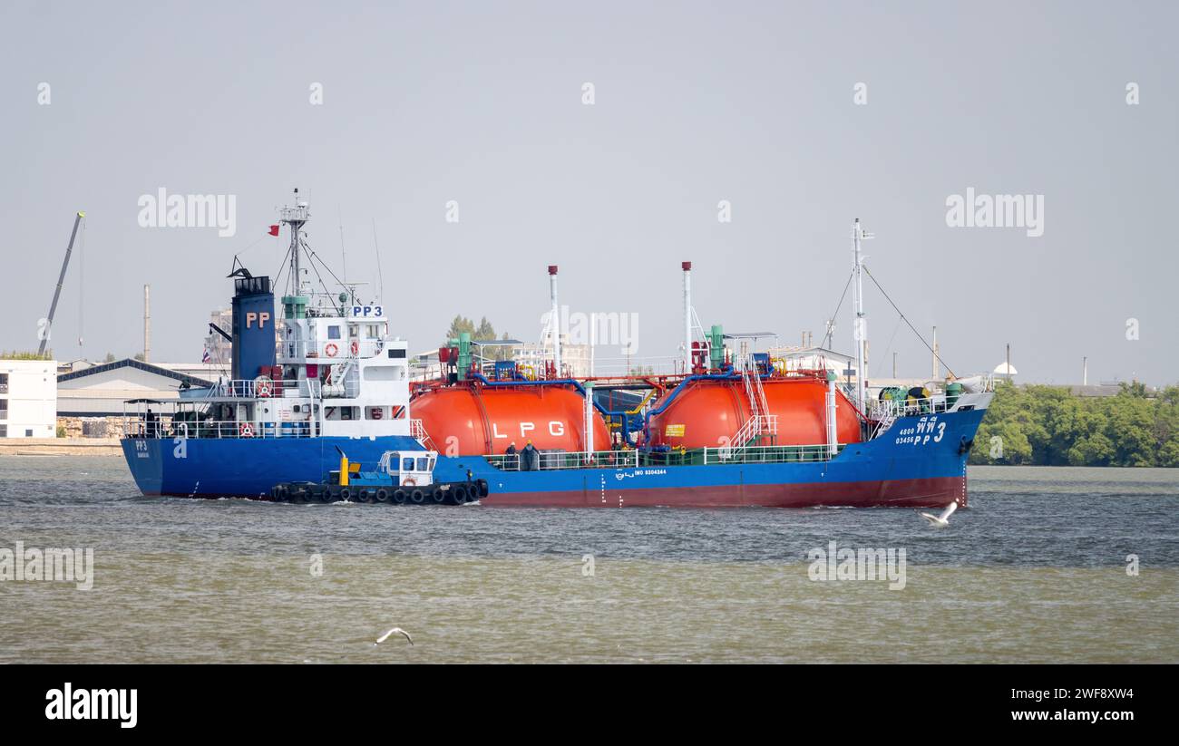 SAMUT PRAKAN, THAILAND, 15. Dezember 2023, segelt der LPG-Tanker auf dem Fluss in Richtung Meer Stockfoto