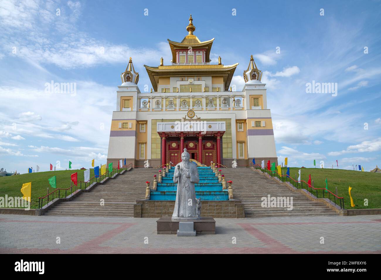 ELISTA, RUSSLAND – 4. JUNI 2023: Skulptur des Weißen Ältesten im Tempel „Goldene Wohnstätte von Buddha Shakyamuni“. Elista, Kalmykia, Russland Stockfoto