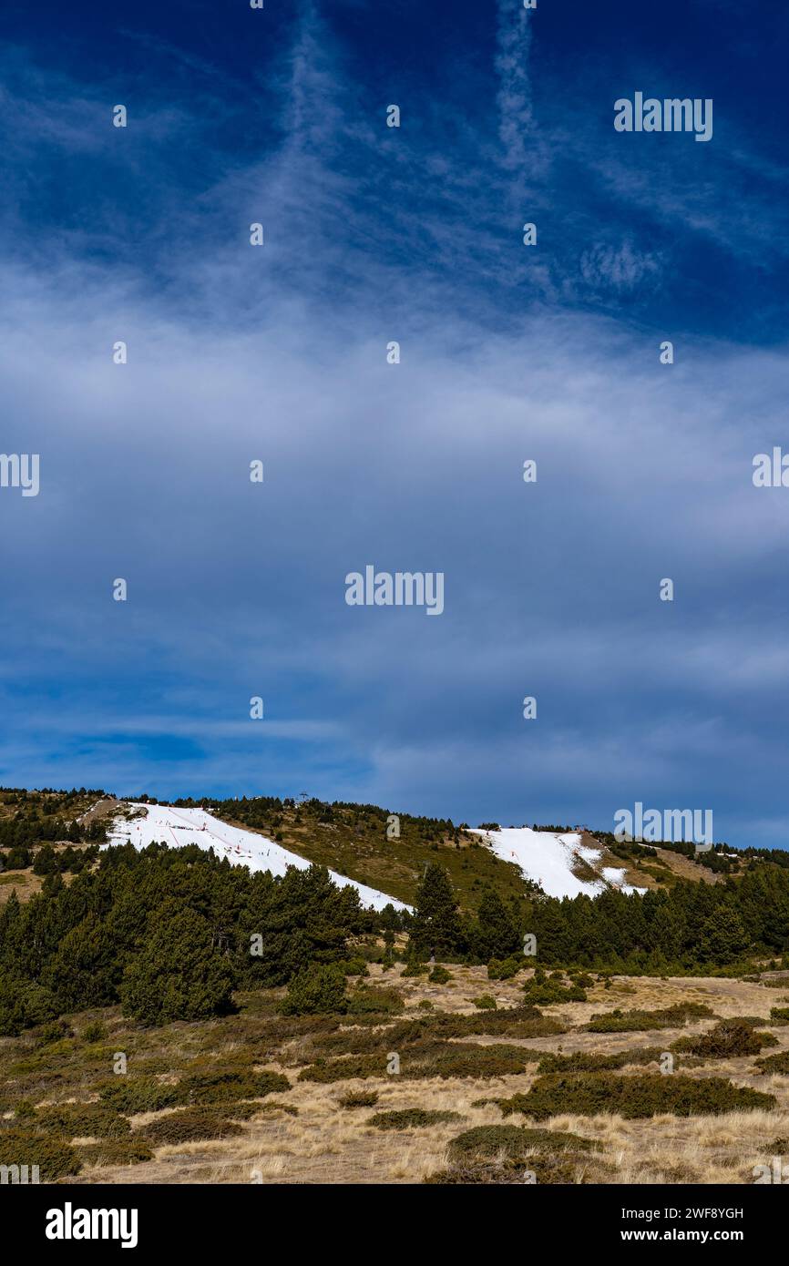 Krise für die Skiindustrie - Januar Saison und kein Schnee in den Pyrenäen Orientales, Frankreich Stockfoto