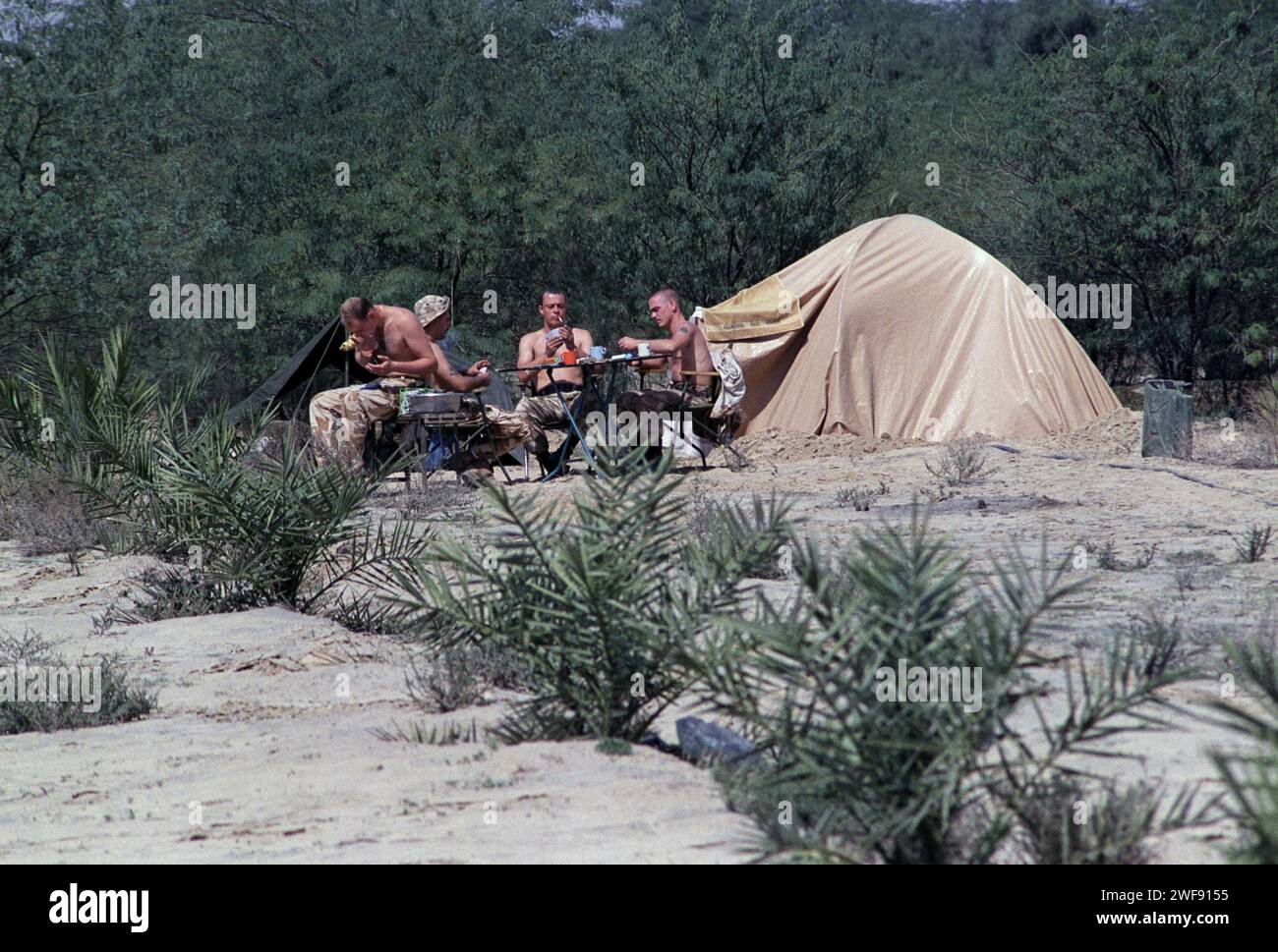 5. März 1991 entspannen Soldaten mit einem Spiel von Karten und eine Rasur in der Sonne bei der britischen Armee HQ in Kuwait. Stockfoto