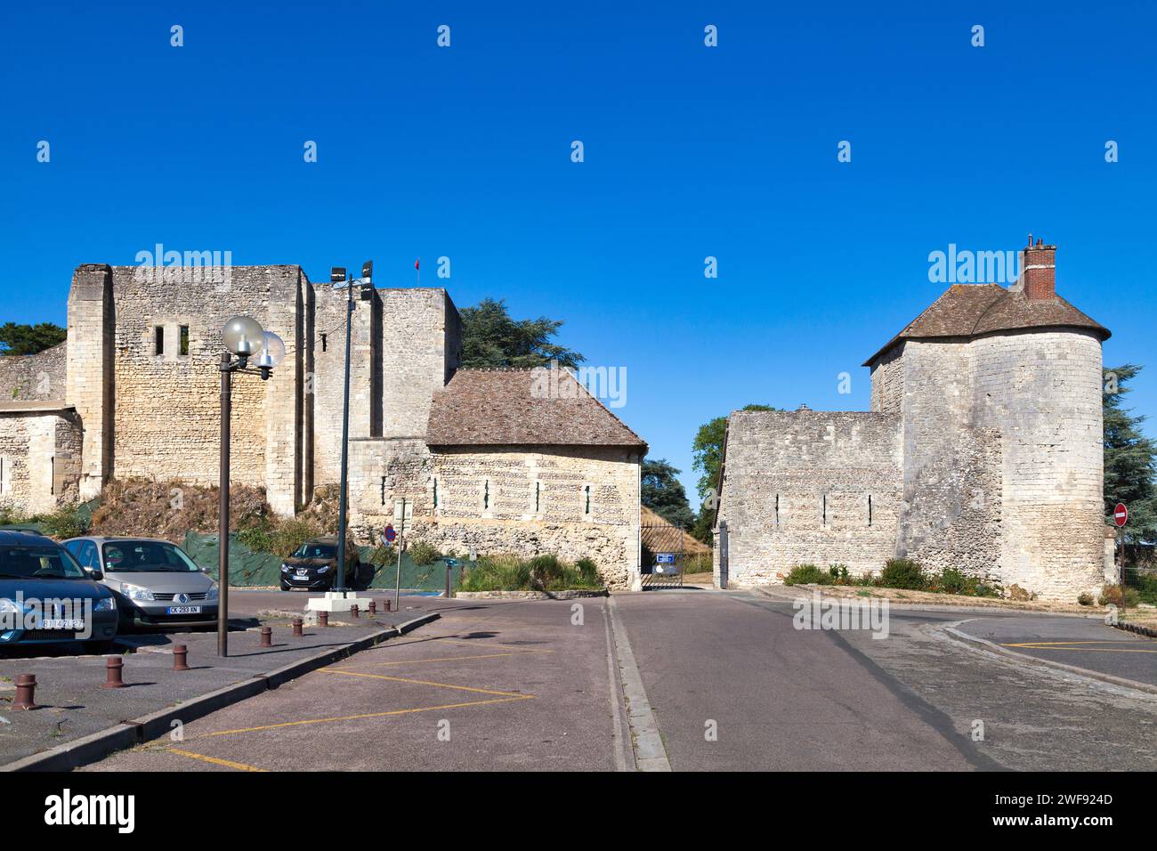 Gisors, Frankreich - 07. August 2020: Die Château de Gisors ist eine Burg, die im 11. Und 12. Jahrhundert eine wichtige Festung der Herzöge der Normandie war. Stockfoto