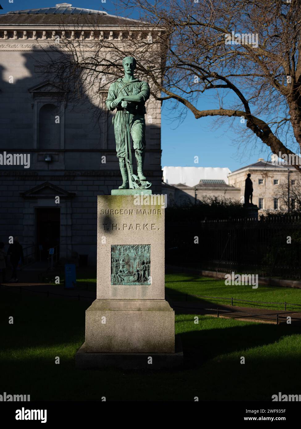 Bronzestatue des Chirurgen General Thomas Heazle Parke steht vor dem Natural History Museum in der Merrion Street in Dublin, Irland. Stockfoto