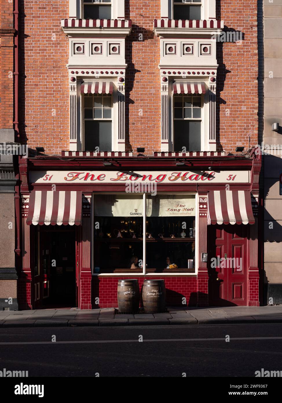 Die historische Long Hall Bar an der South Great George's Street Dublin City, Irland. Stockfoto