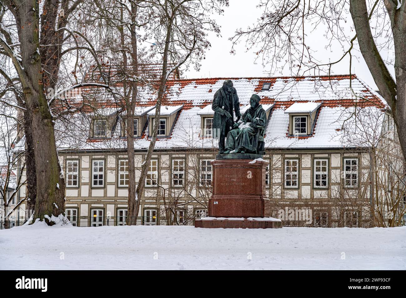 Das verschneite Denkmal für Karl Friedrich Gauß und Wilhelm Weber in Göttingen, Niedersachsen, Deutschland | Schneedenkmal auf Carl Friedrich Gaus Stockfoto