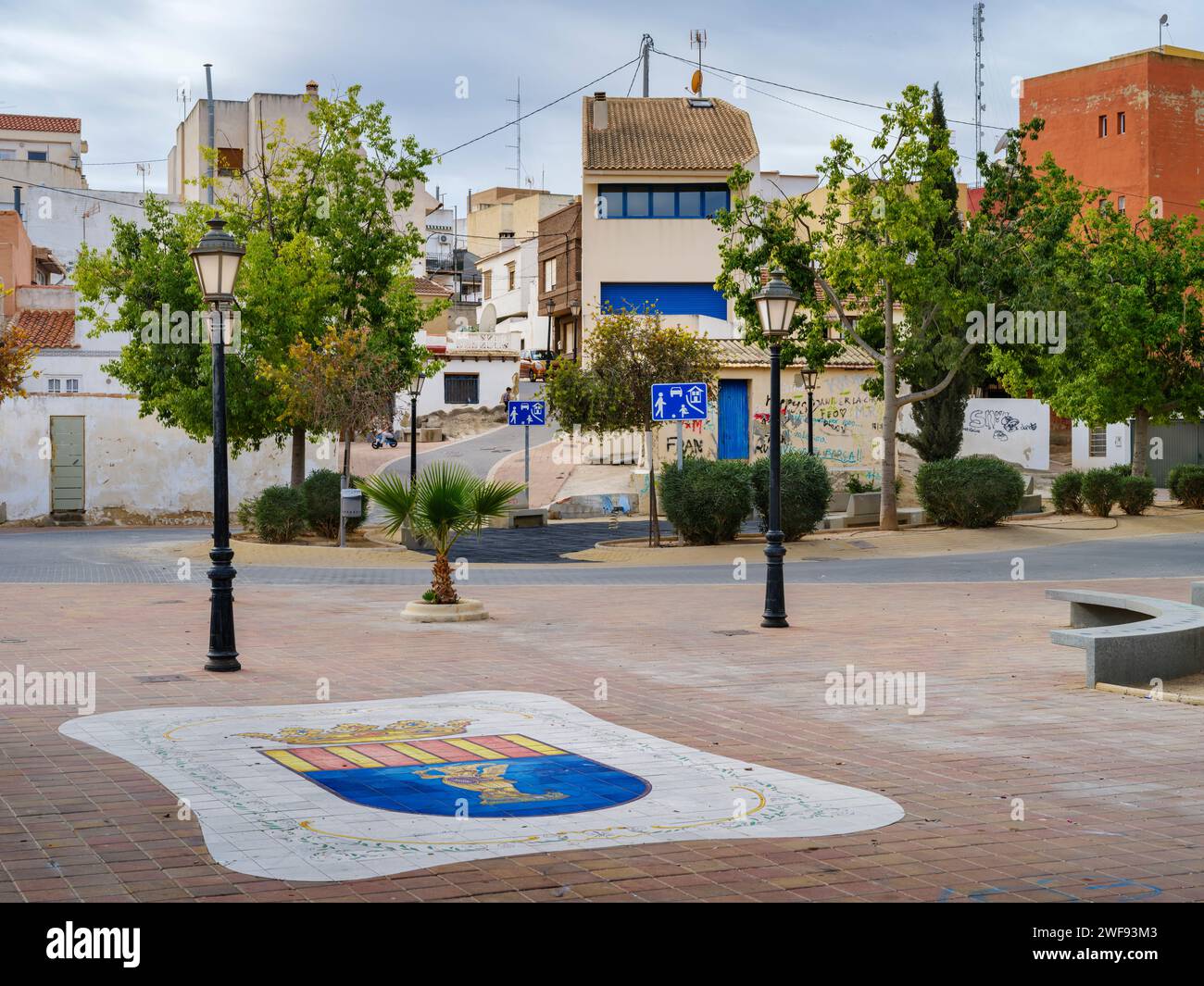 Das Wappen von San Miguel de Salinas, gemalt auf dem Fußgängerplatz der kleinen Stadt in Alicante, Spanien. Stockfoto