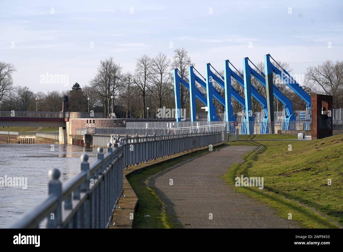 Das 2011 eingeweihte Wasserkraftwerk am rechten Weserufer im Bremer Stadtteil Hemelingen, Ortsteil Hastedt. Die überwiegend unterirdische Zehn-Megawatt-Anlage wurde neben der Weserwehr errichtet. Von 1911 bis 1987 hatte hier ein Acht-Megawatt-Wasserkraftwerk gestanden, gekoppelt mit einem Weserwehr. Nach dem Abriss der gesamten Anlage wurde das Wehr bald durch einen Neubau ersetzt, das Kraftwerk aber erst nach jahrzehntelangem hin und her. Ein Bieterwettbewerb der Bremer Umweltbehörde für den Kraftwerksbau gewann 2002 ein Firmenkonsortium aus dem Greenpeace-Ableger Planet Energy und der Breme Stockfoto