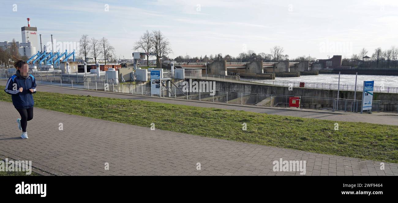 Das 2011 eingeweihte Wasserkraftwerk links am Weserufer im Bremer Stadtteil Hemelingen, Ortsteil Hastedt. Die überwiegend unterirdische Zehn-Megawatt-Anlage wurde neben der Weserwehr rechts errichtet. Von 1911 bis 1987 hatte hier ein Acht-Megawatt-Wasserkraftwerk gestanden, gekoppelt mit einem Weserwehr. Nach dem Abriss der gesamten Anlage wurde das Wehr bald durch einen Neubau ersetzt, das Kraftwerk aber erst nach jahrzehntelangem hin und her. Einen Bieterwettbewerb der Bremer Umweltbehörde für den Kraftwerksbau gewann 2002 ein Firmenkonsortium aus dem Greenpeace-Ableger Planet Energy und der Stockfoto