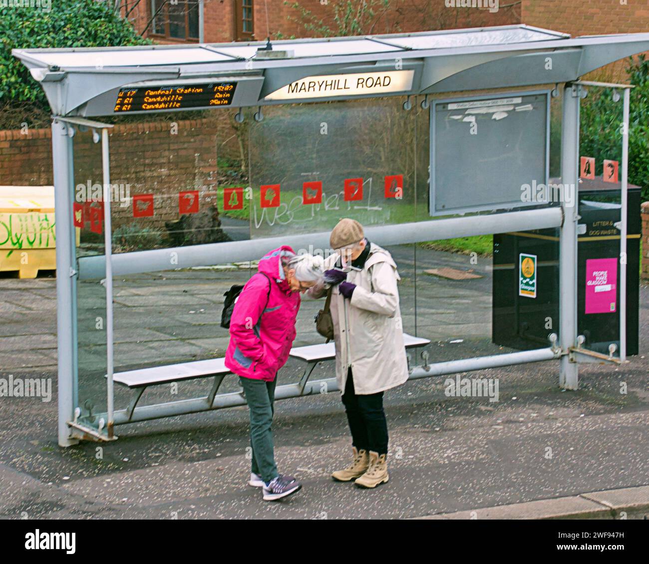 Glasgow, Schottland, Großbritannien. Januar 2024. Wetter in Großbritannien: An warmen Tagen warteten die Einheimischen auf den Bussen. Credit Gerard Ferry/Alamy Live News Stockfoto