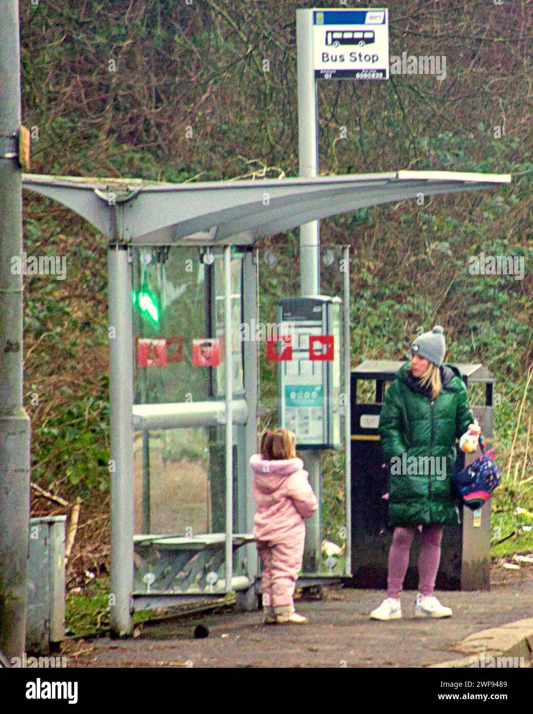 Glasgow, Schottland, Großbritannien. Januar 2024. Wetter in Großbritannien: An warmen Tagen warteten die Einheimischen auf den Bussen. Credit Gerard Ferry/Alamy Live News Stockfoto