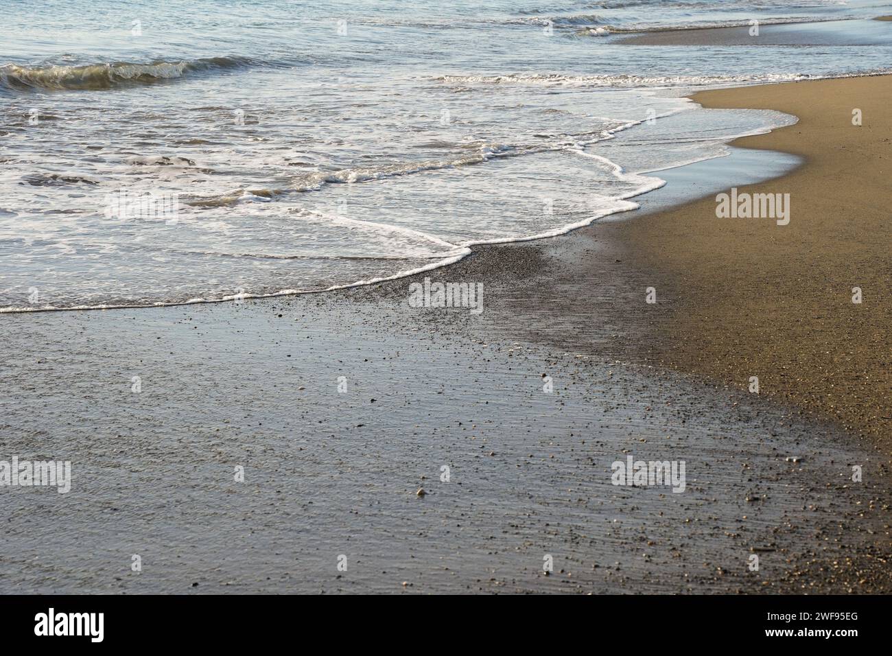 Die Flut zieht am Strand ein. Spanien. Stockfoto