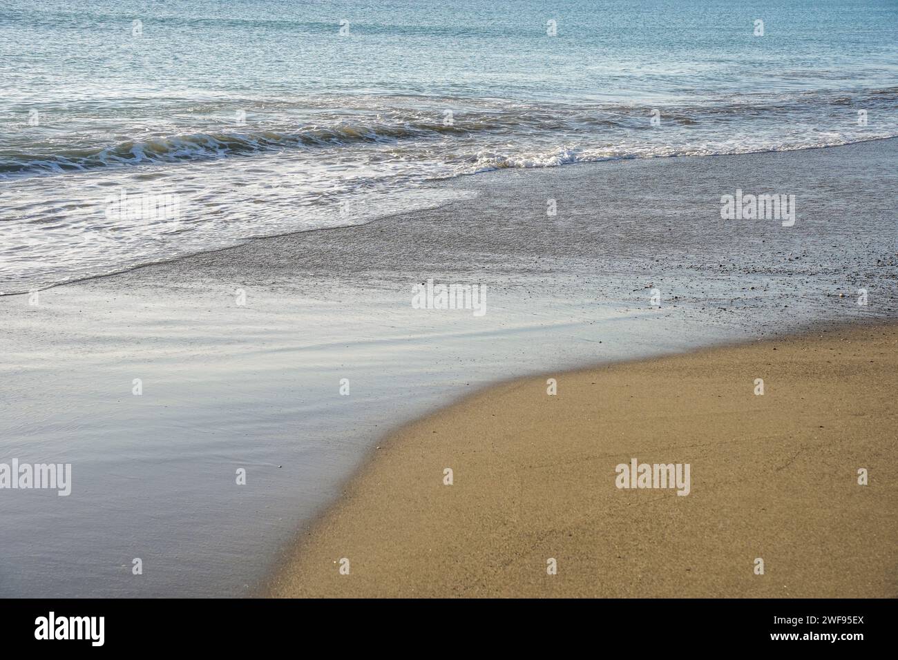 Die Flut zieht am Strand ein. Spanien. Stockfoto