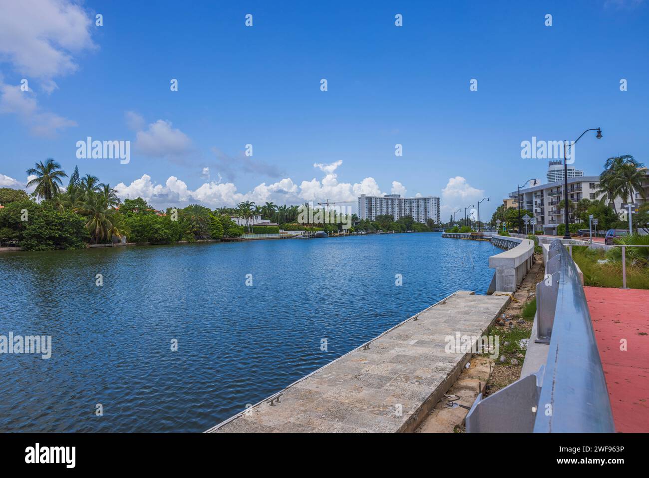 Malerische Stadtlandschaft mit Blick auf Biscayne Bay und Miami Beach an einem sonnigen Sommertag in den USA. Stockfoto