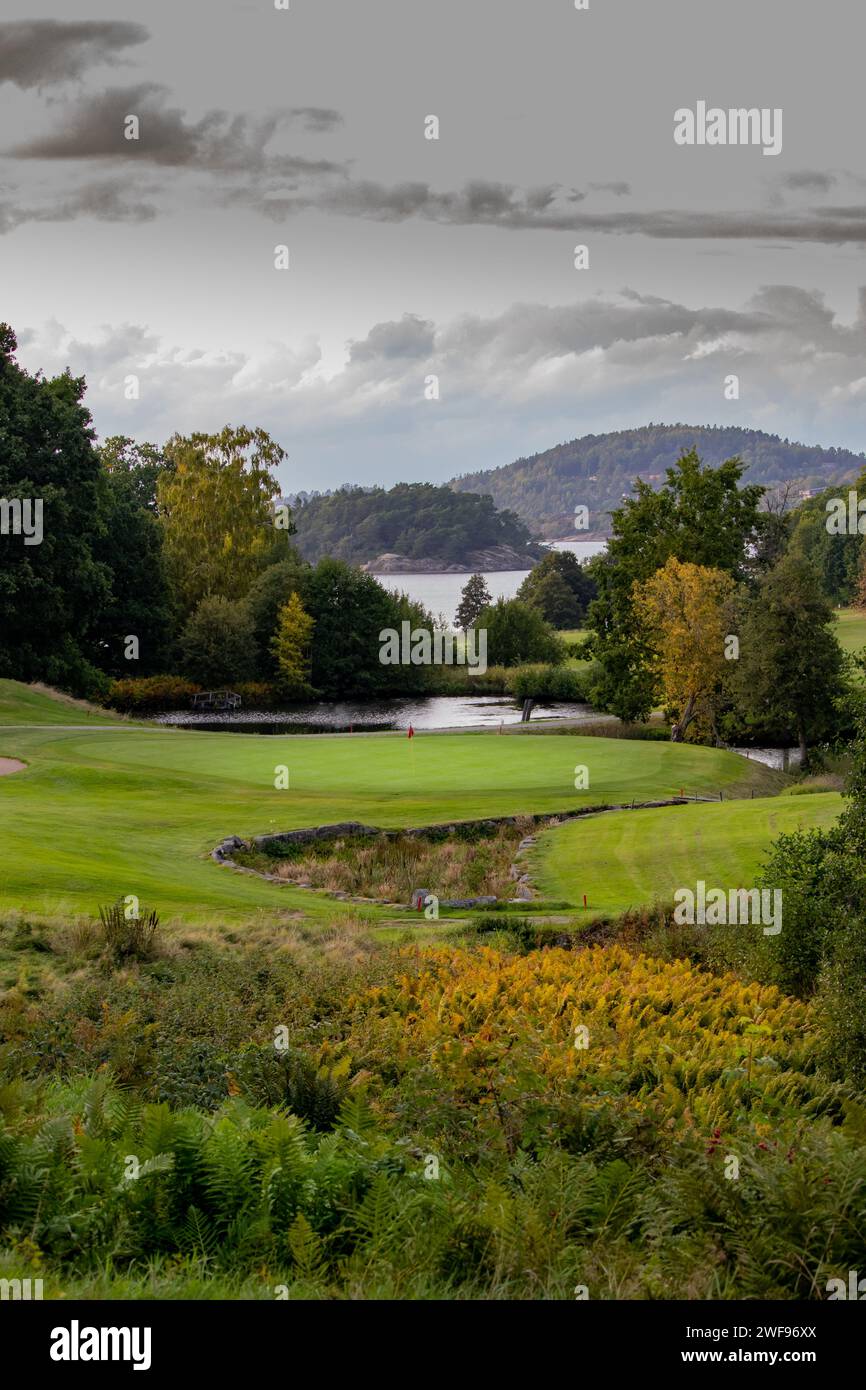 Wunderschönes Golfloch mit Herbstfarben Stockfoto