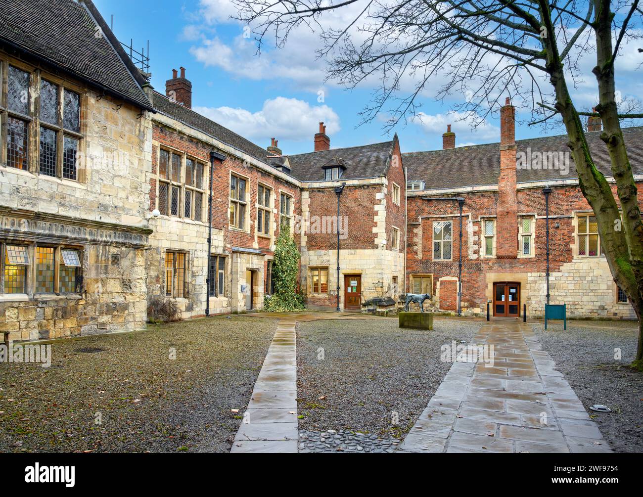 Die mittelalterlichen Gebäude von King's Manor an der University of York, York, England, Großbritannien. In den Gebäuden befinden sich die Abteilungen für Archäologie, mittelalterliche Stu Stockfoto