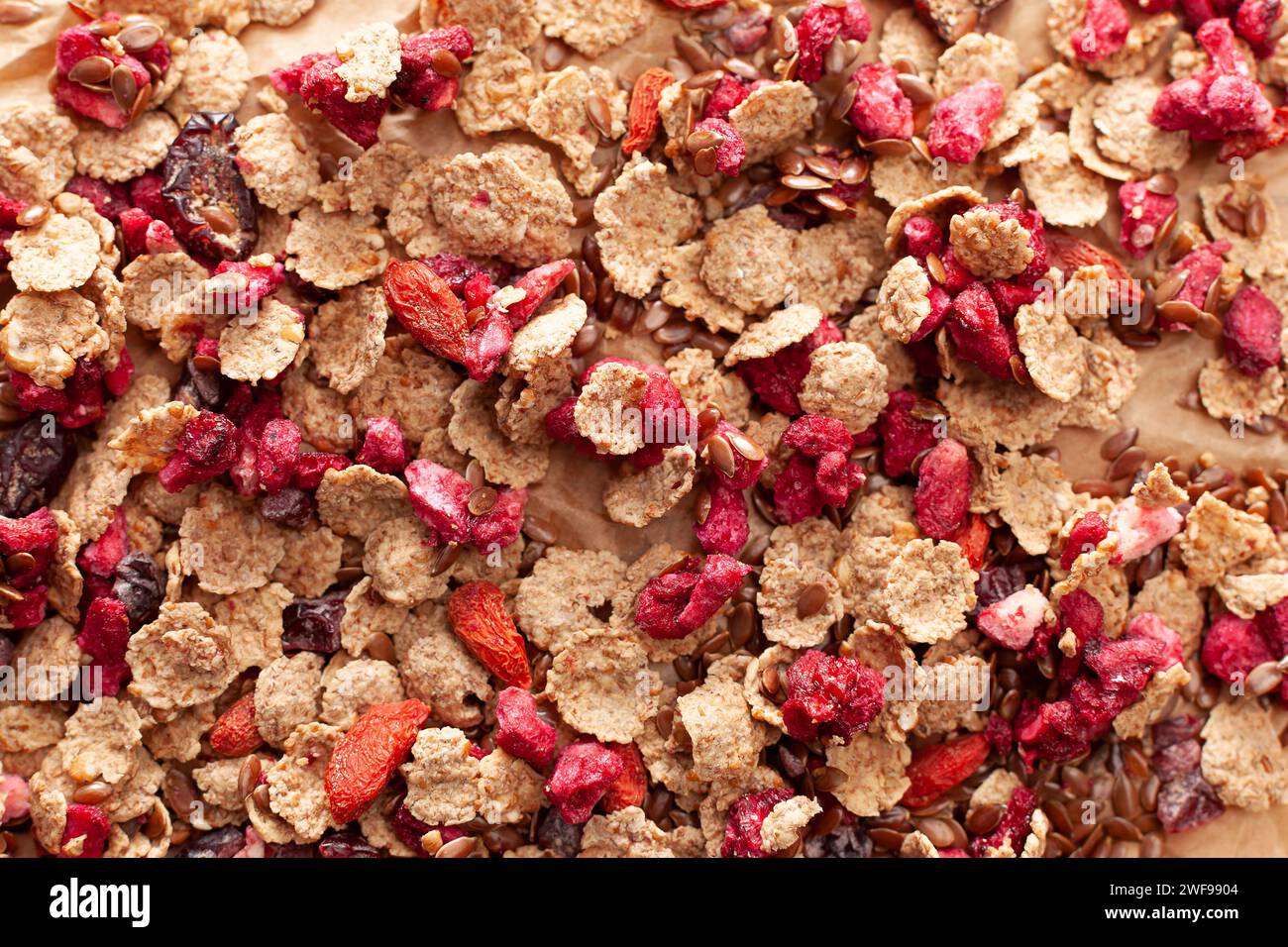 Voller Rahmen aus gemischtem trockenem Obst und Müsli Stockfoto
