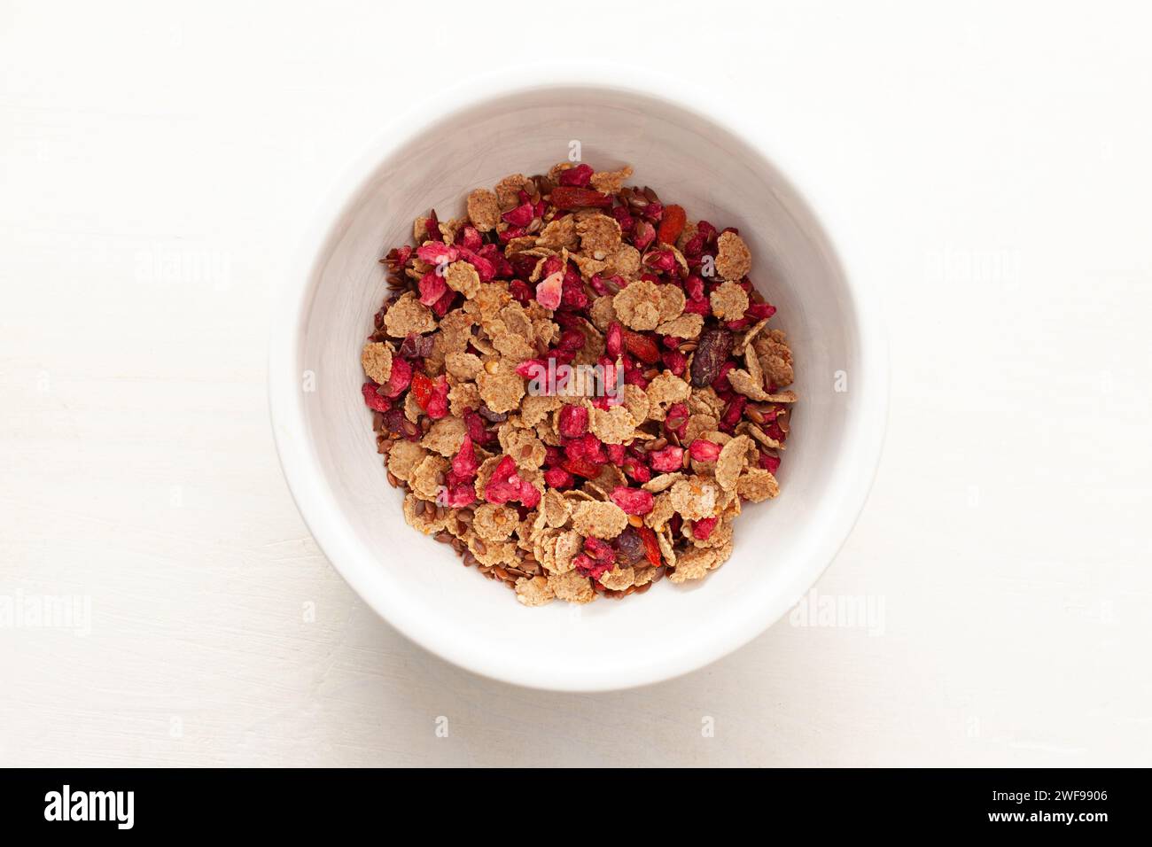 Isolierte Schüssel mit gemischtem Obst und Müsli Stockfoto