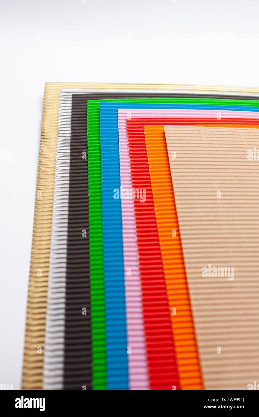 Gestapelte Wellpappenpapiere in verschiedenen Farben Stockfoto