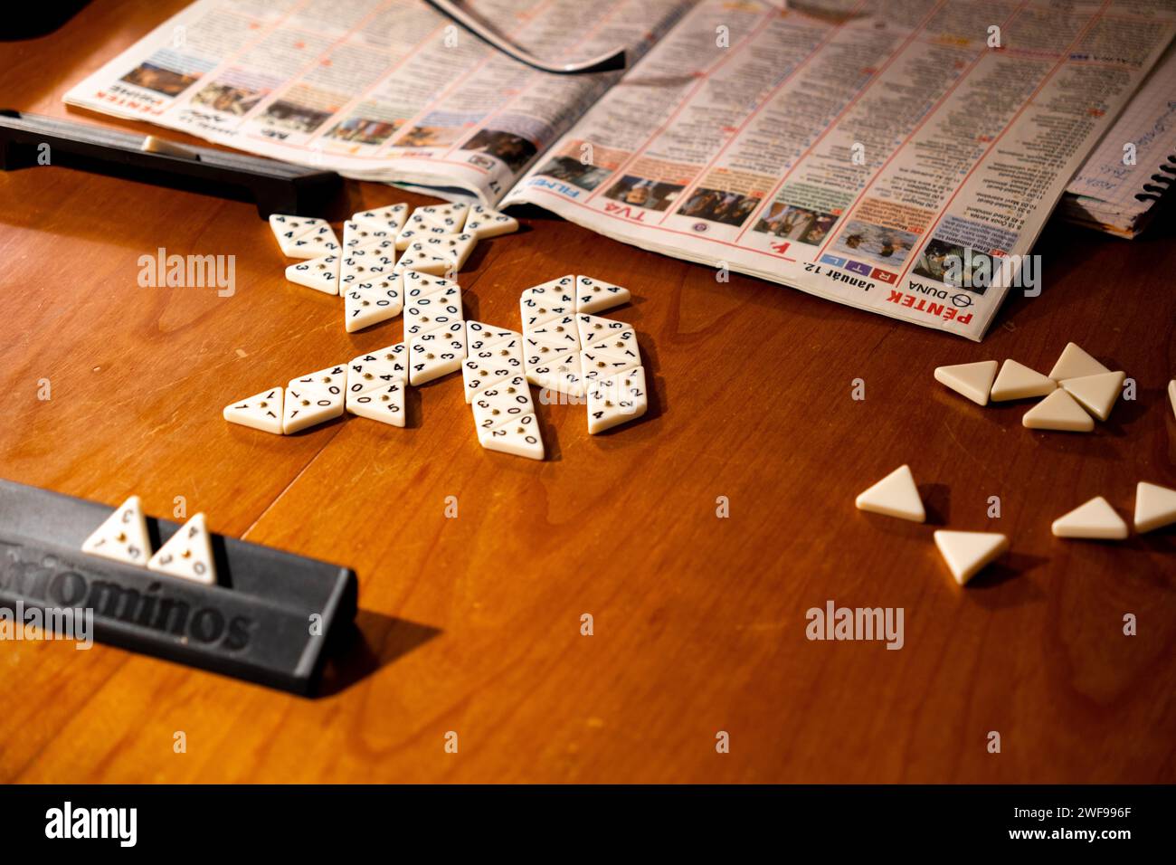 Tisch mit bunten Origami-Stücken und Papier Stockfoto