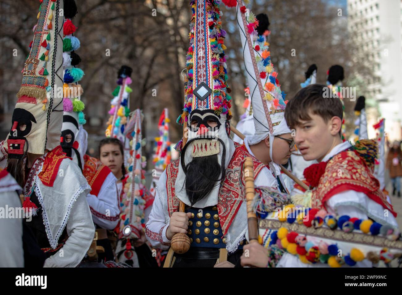 Pernik, Bulgarien - 26. Januar 2024: Maskerade-Festival zum 30. Geburtstag in Pernik Bulgarien. Leute mit einer Maske namens Kukeri tanzen und spielen zu sc Stockfoto