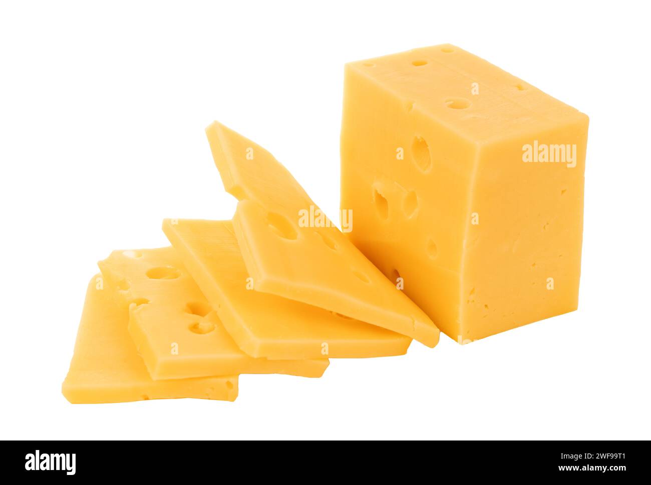In Scheiben geschnittener Käse mit Löchern auf weißem Hintergrund Stockfoto