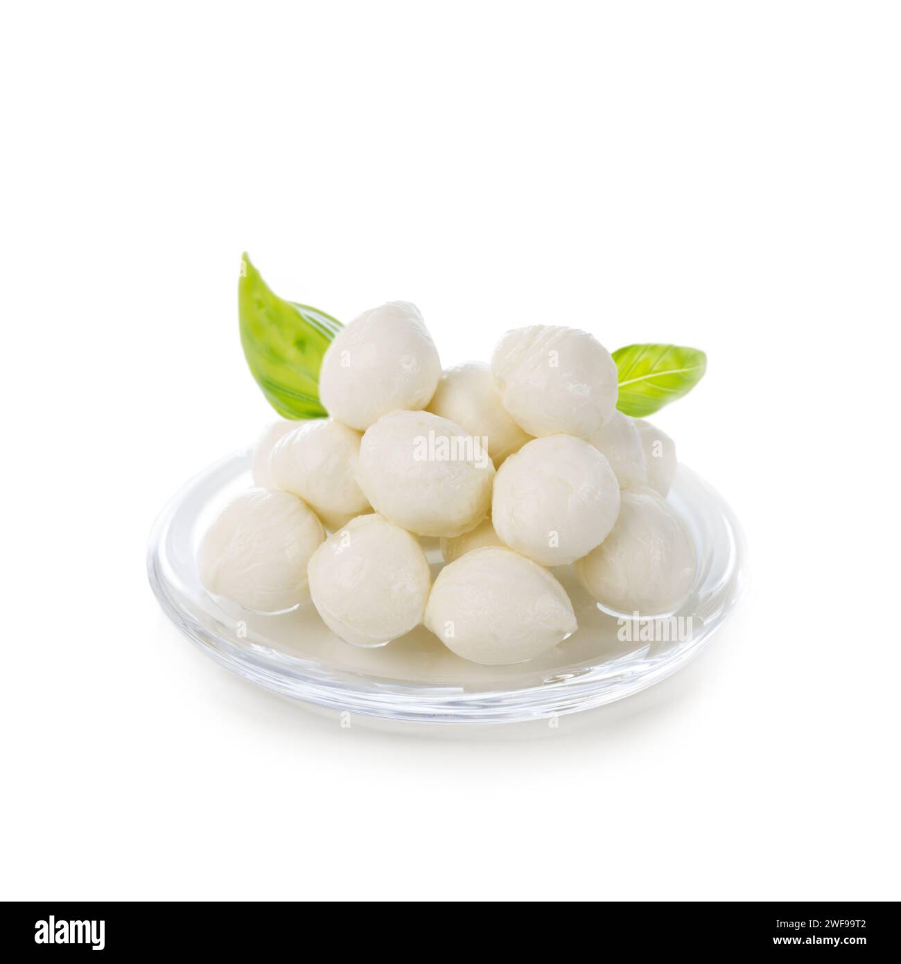 Mini-Mozzarella-Käsekugeln mit Basilikum isoliert auf weißem Hintergrund Stockfoto