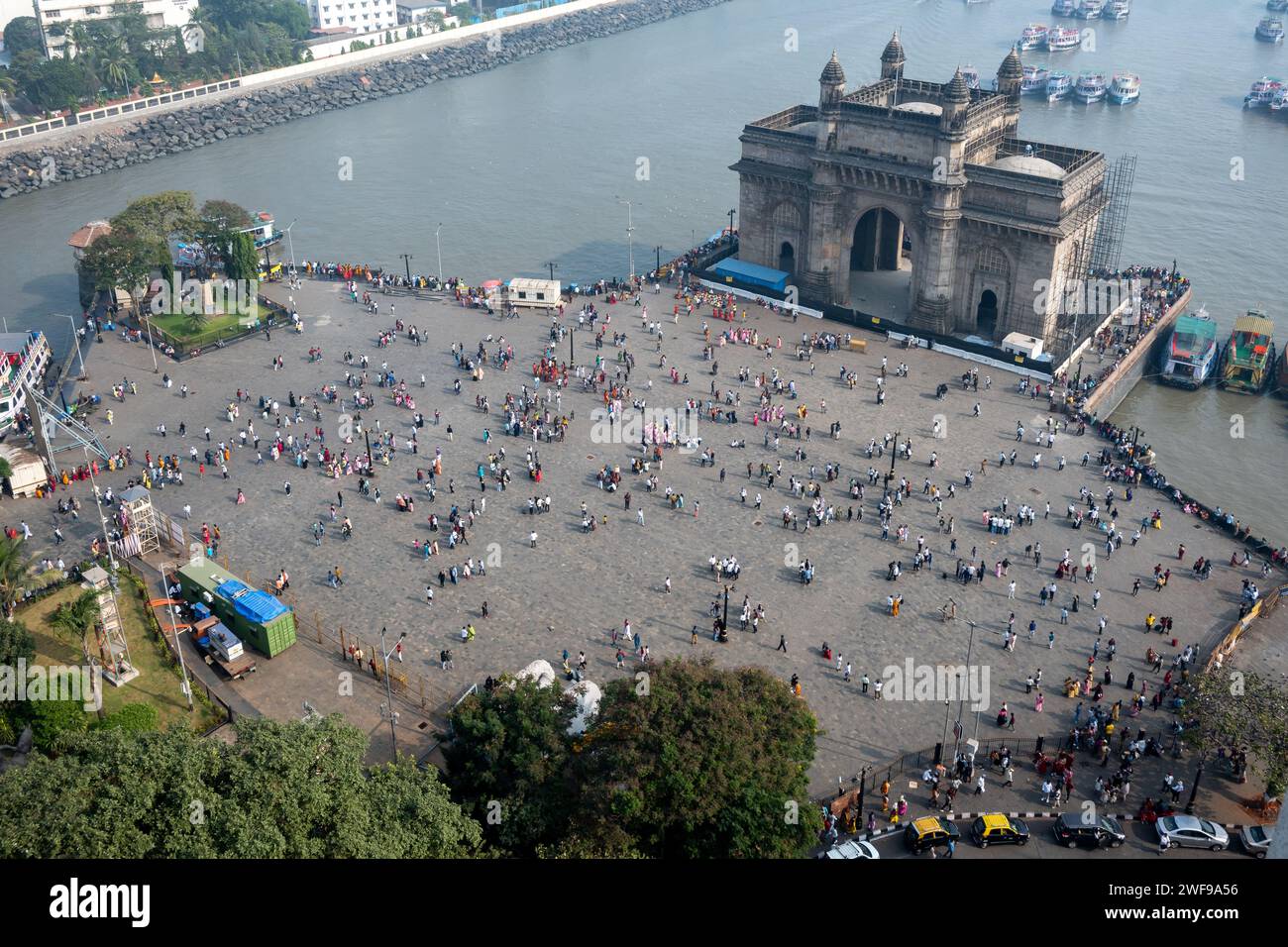 Mumbai, Maharashtra, Indien, aus der Vogelperspektive von Indianern, die am Gateway of India spazieren, nur Editorial. Stockfoto