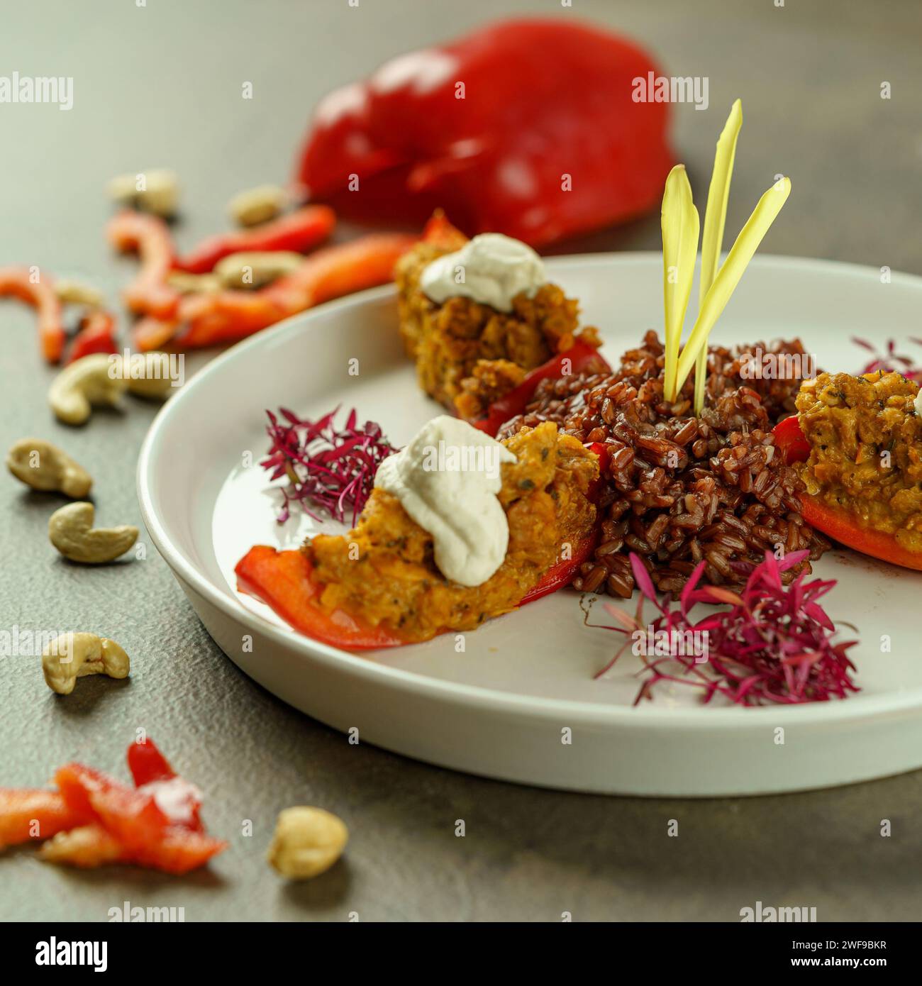 Elegantes Restaurant mit veganem Dhal und Nudeln Stockfoto
