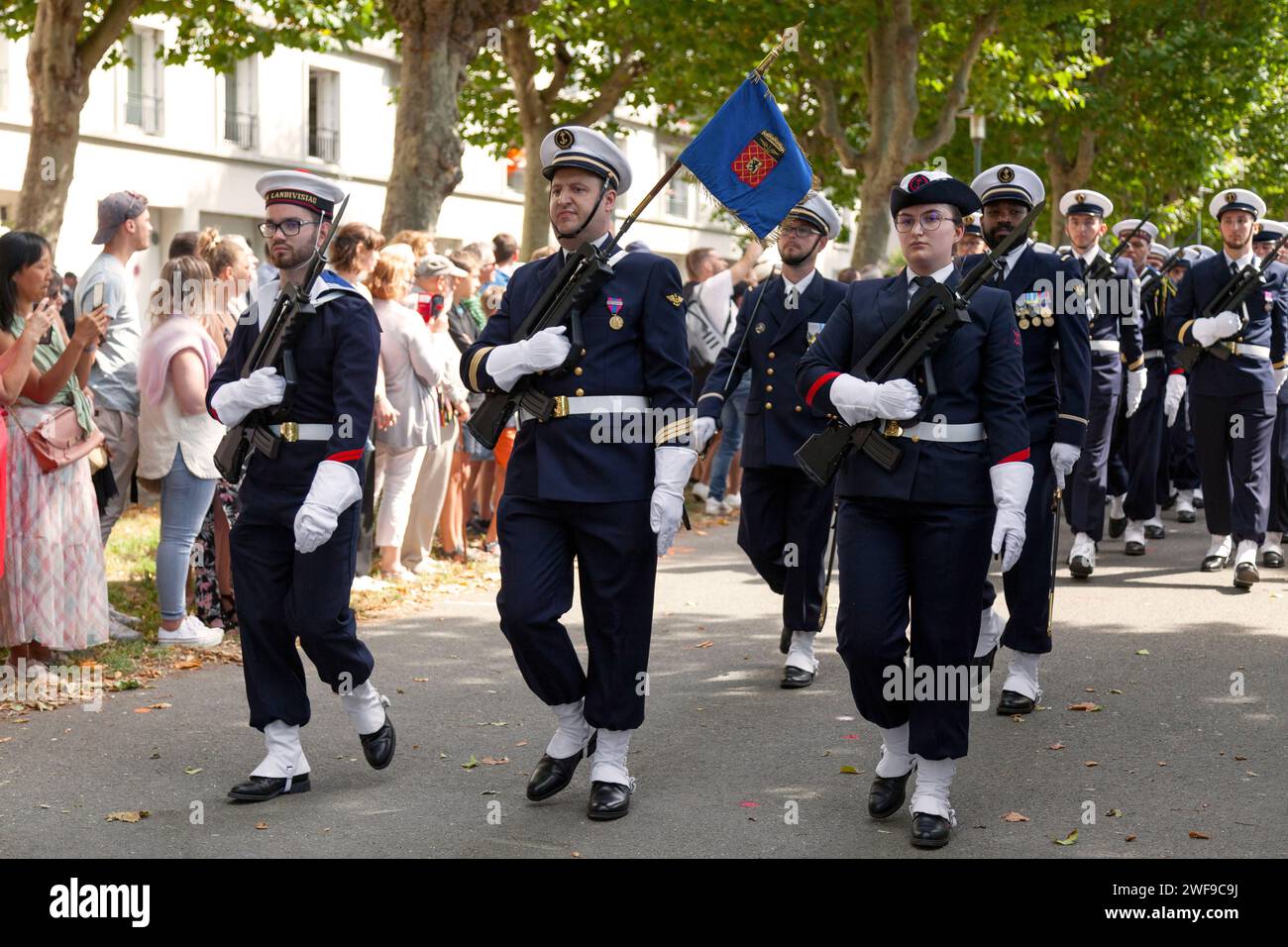 Brest, Frankreich - 14 2022. Juli: Soldaten der Marineaktionskräfte von Brest, der Marineflugplatz von Landivisiau marschieren zum Tag der Bastille. Stockfoto