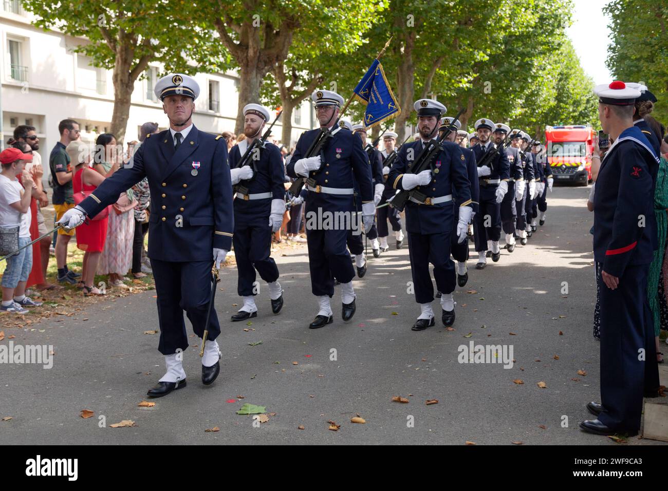 Brest, Frankreich - 14 2022. Juli: Matrosen der Logistikabteilung der Brestischen Marine paradieren für den 14.. Juli. Stockfoto