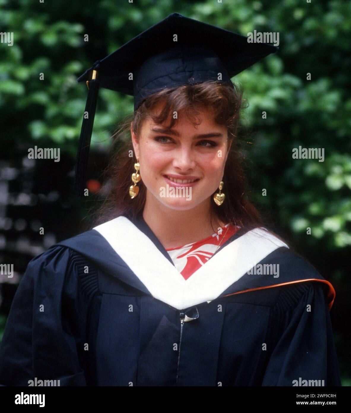 Brooke Shields absolvierte 1987 die Princeton University. ph: John Barrett/PHOTOlink/Courtesy Everett Collection (Brooke Shields graduierte Princeton University6538) Stockfoto