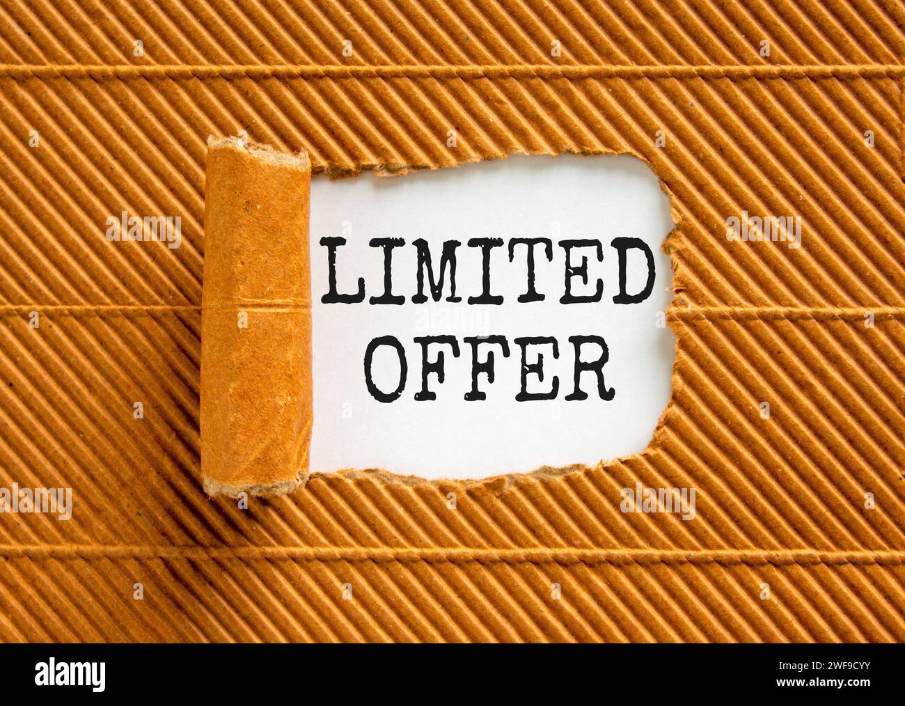 Symbol für begrenztes Angebot. Concept Words begrenztes Angebot auf wunderschönem Whitepaper. Schöner brauner Papierhintergrund. Business Marketing, Motivational Limited Stockfoto