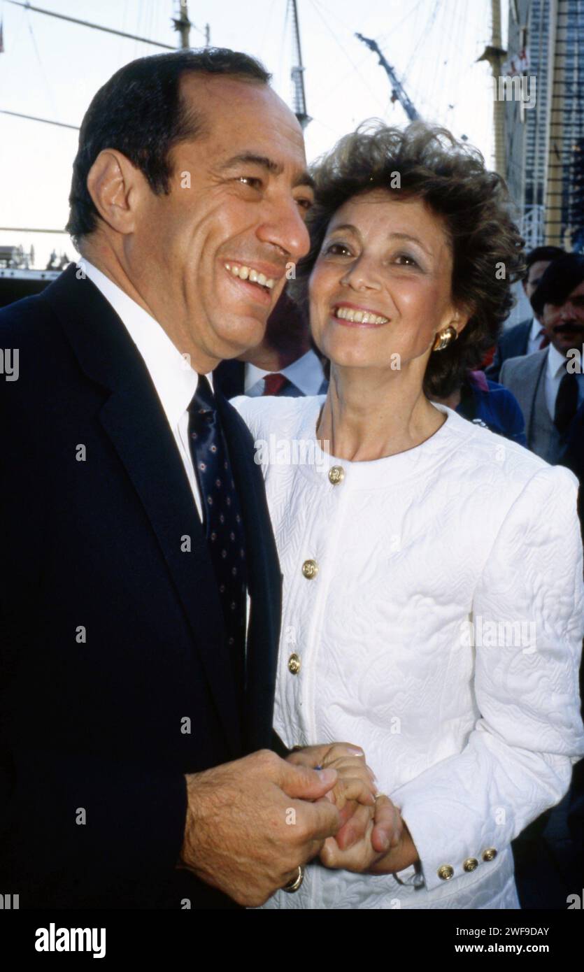 Mario Cuomo mit seiner Frau Matilda bei seiner 54. Geburtstagsparty im South Street Seaport, New York 1986. Foto: Oscar Abolafia/Everett Collection (mariocuomo002) Stockfoto