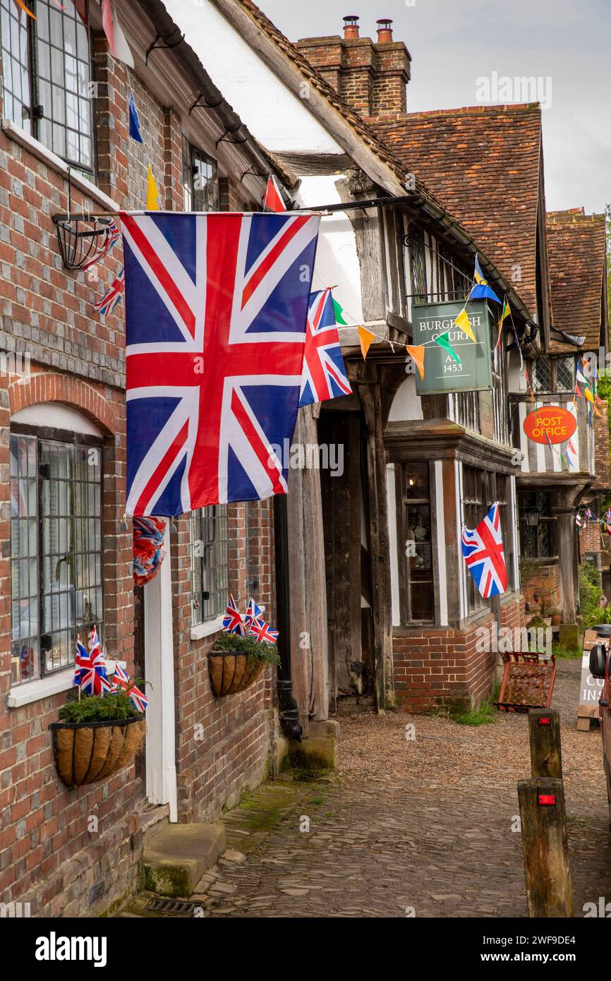 Großbritannien, England Kent, Chiddingstone, Dorf, Fahnen und Fahnen vor historischen Häusern Stockfoto