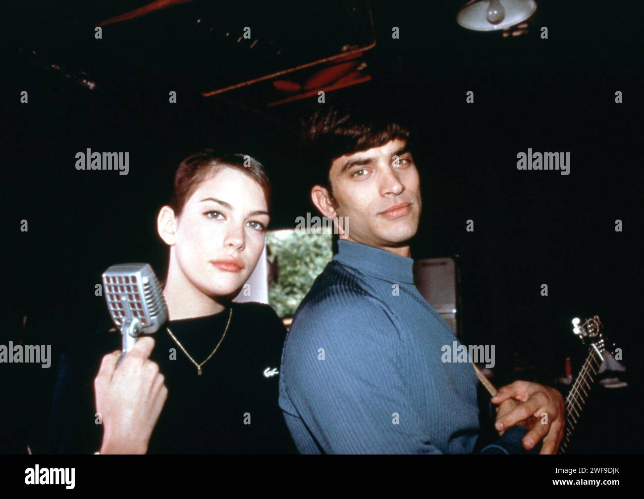 Johnthon Schaech und Liv Tyler in einem Werbefoto für den Film THAT THING YOU DO, 1996. Foto: Oscar Abolafia/Everett Collection (johnathonschaech001) Stockfoto