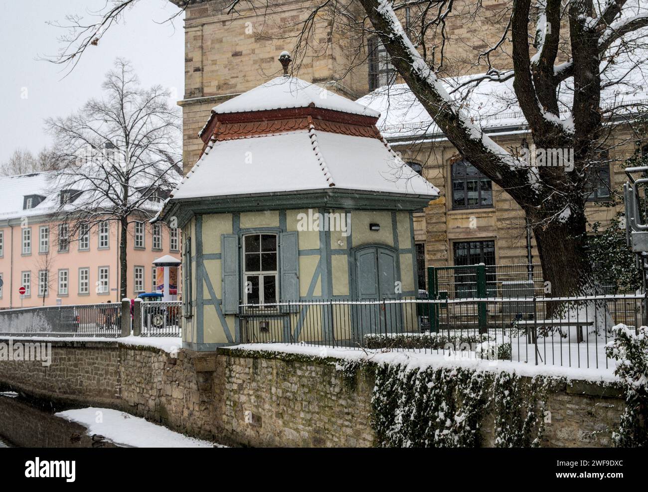 Historischer Pavillon in Göttingen/Deutschland im Winter mit Schnee Stockfoto