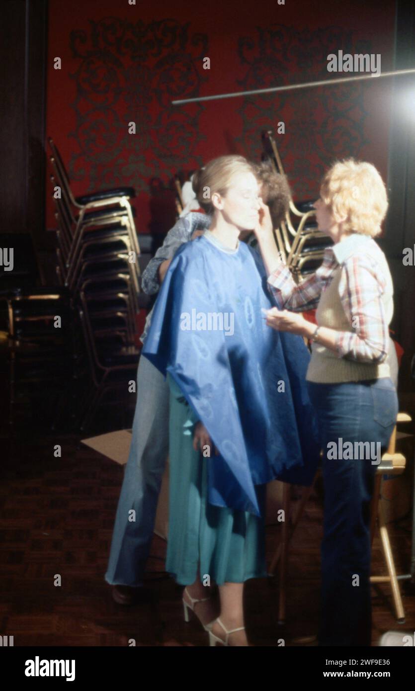 Meryl Streep macht Make-up, trägt blaues Kleid, 1970er Foto: Oscar Abolafia/Everett Collection (merylstreep002) Stockfoto