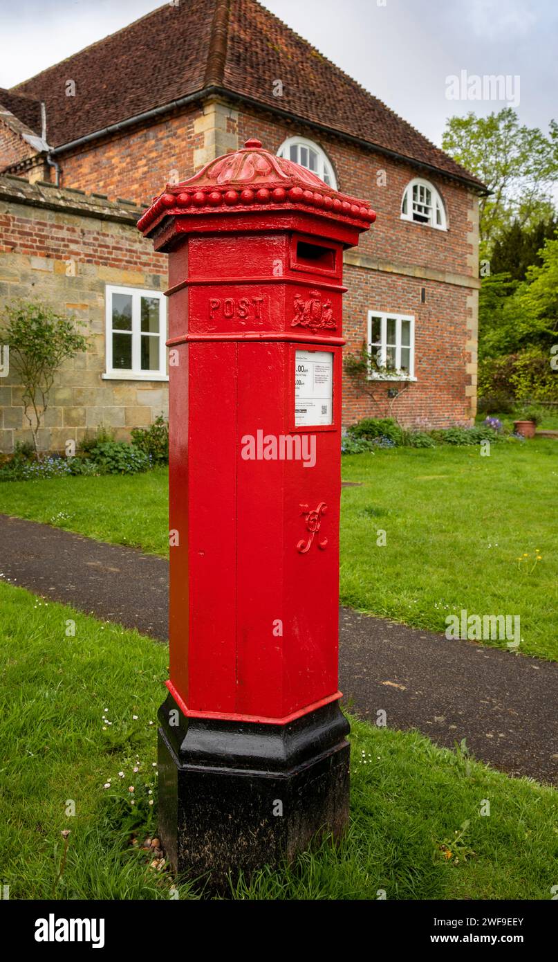 Großbritannien, England Kent, Chiddingstone, Chiddingstone Castle, Penfold Victorian Post Box, Original aus St Pancras in London Stockfoto
